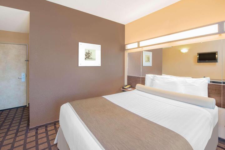 1 Queen Bed (3 of 29)