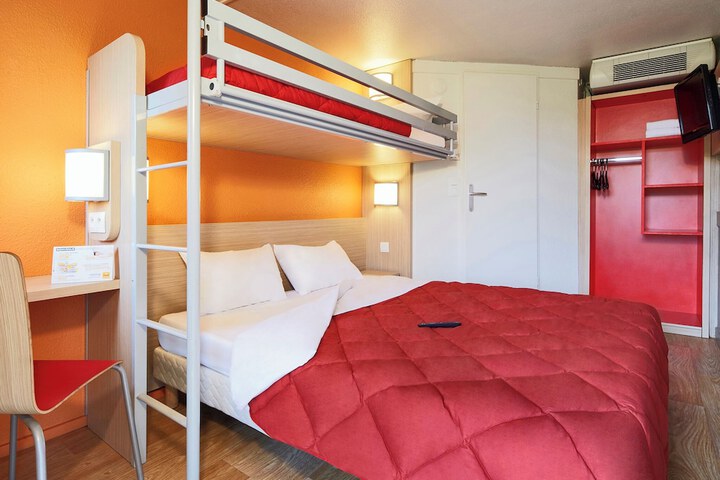 Room 10 of 32