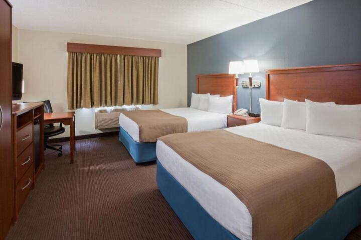 1 Queen Bed Accessible Room (8 of 9)