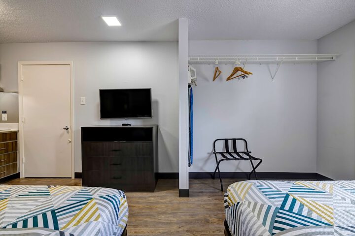 1 Queen Bed (9 of 16)