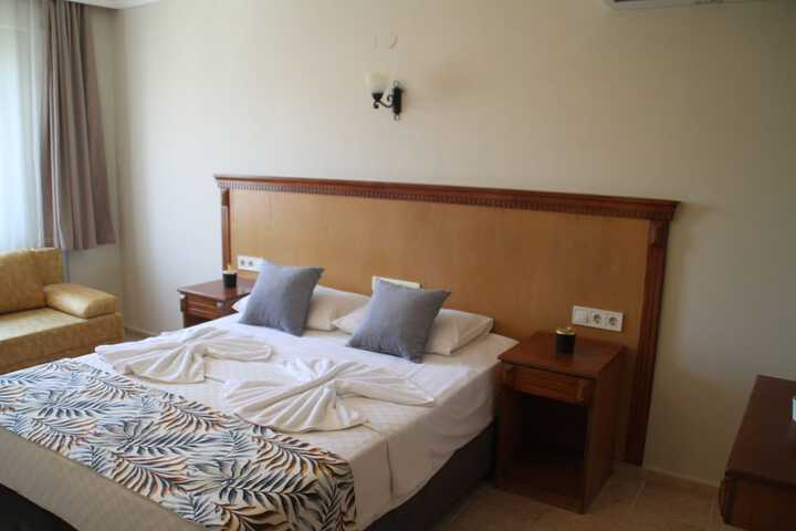 Room 7 of 104