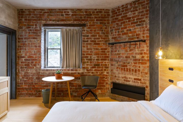 Room 17 of 34