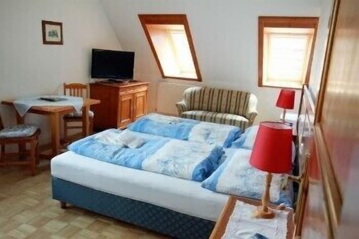 Room 4 of 33