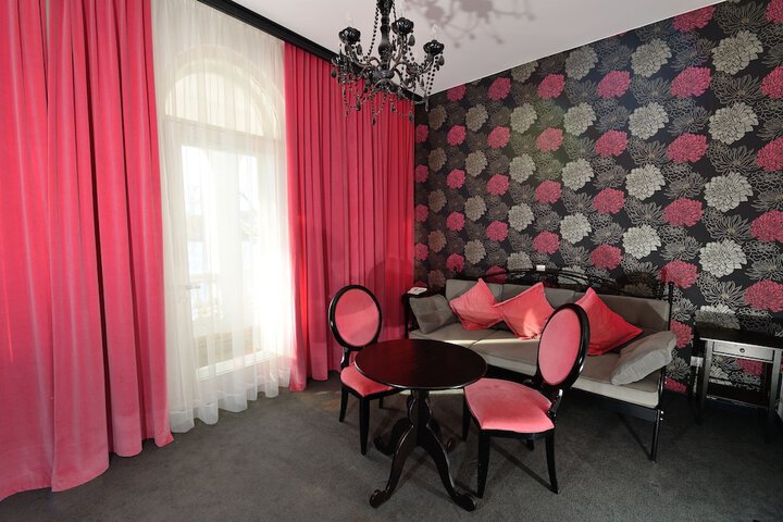 Room 10 of 37