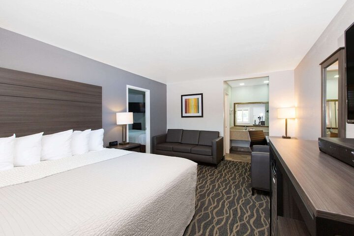 1 King Bed (2 of 6)