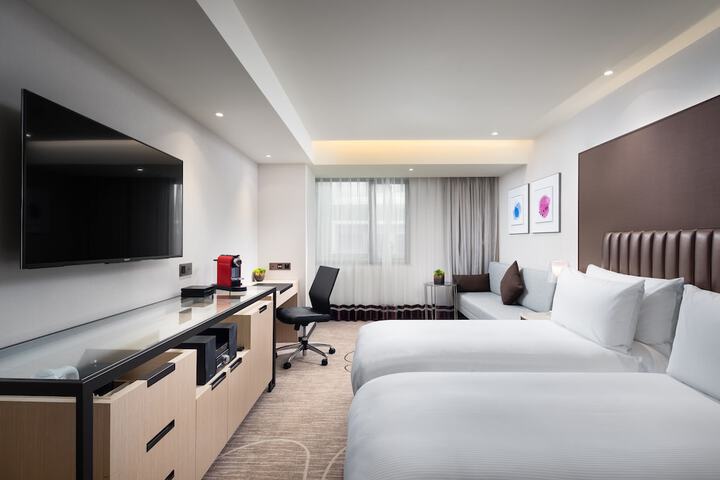 Room 27 of 86