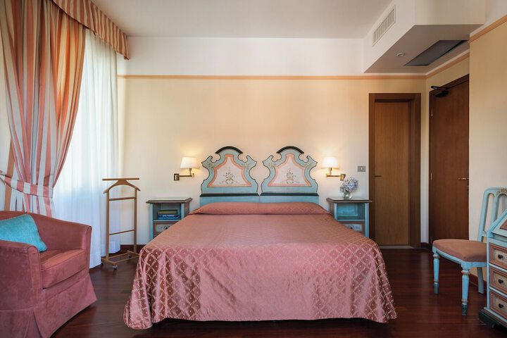 Room 20 of 106