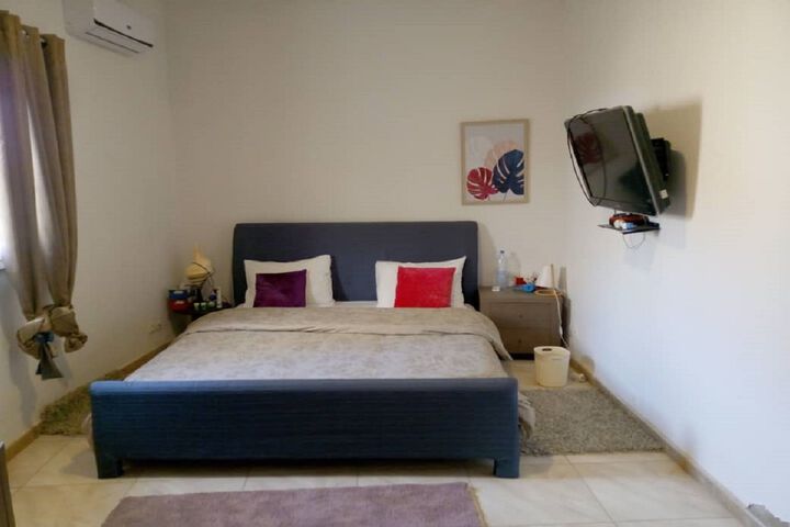 Room 6 of 8
