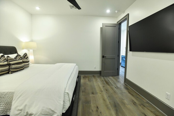 Room 81 of 371