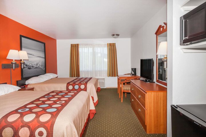 1 Queen Bed (8 of 8)
