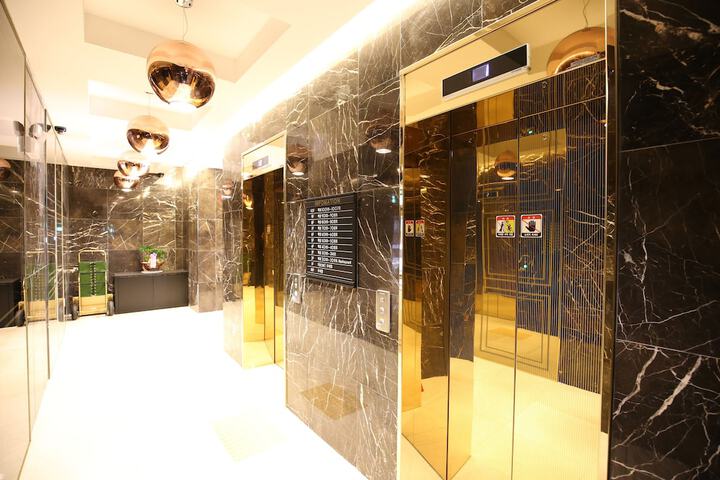 Check-in/check-out kiosk