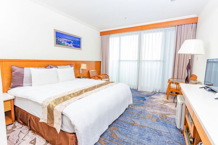 Room 3 of 28