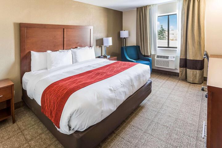 1 King Bed (4 of 13)