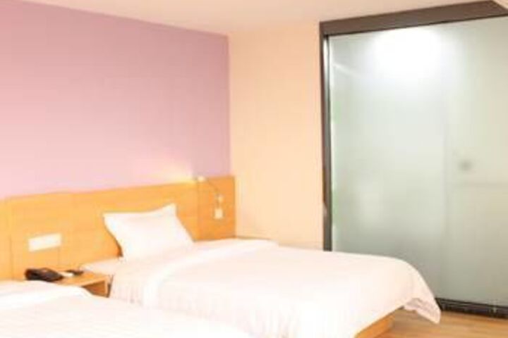 Room 7 of 10