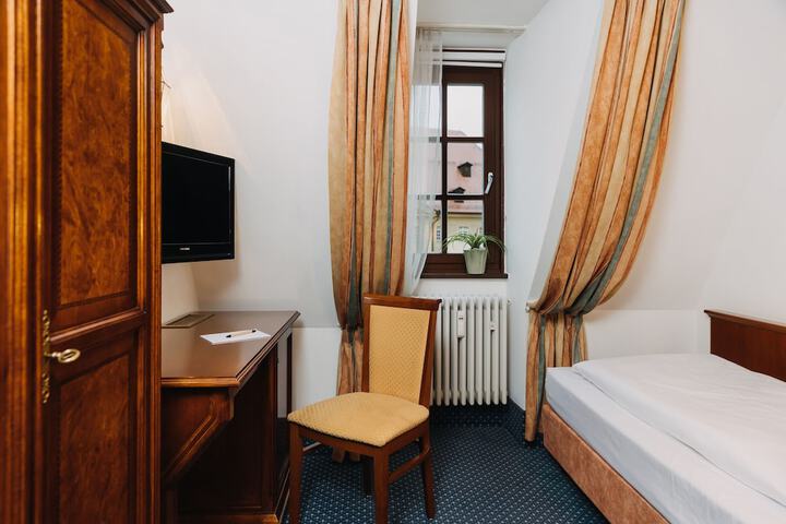 Room 10 of 37