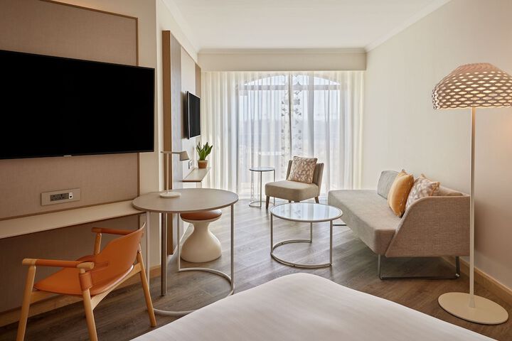 Lounge 113 of 139