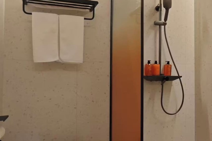 Room 10 of 29