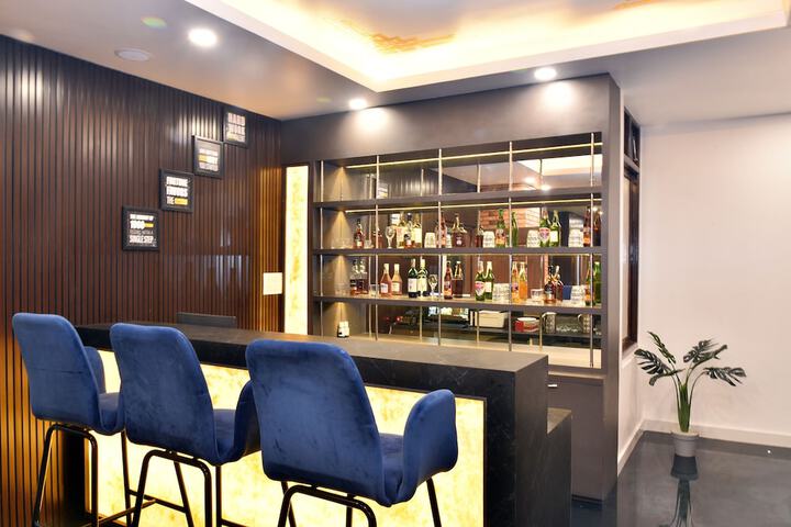 Lounge 32 of 62
