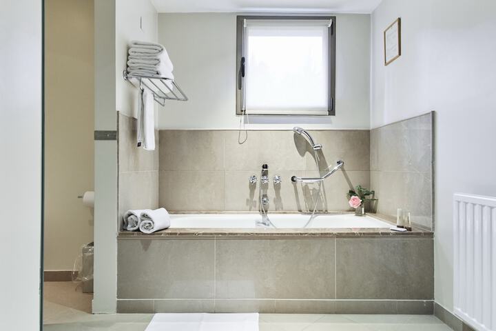 Deep soaking bathtub