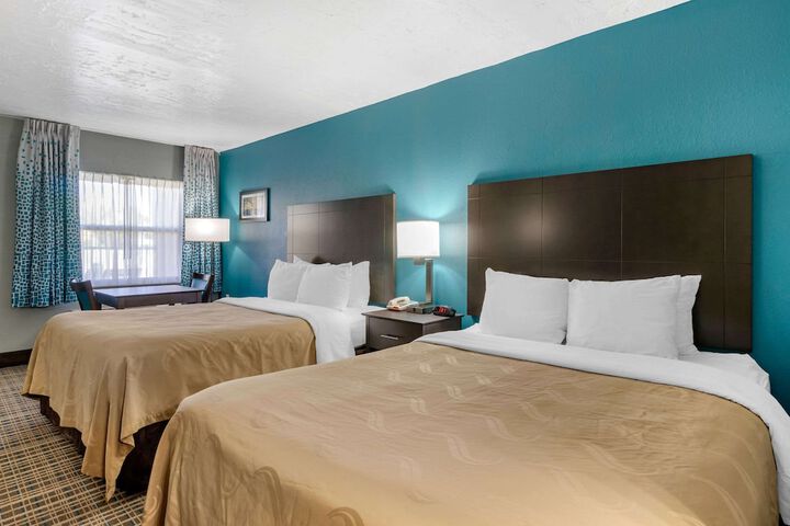 2 Queen Beds (11 of 15)