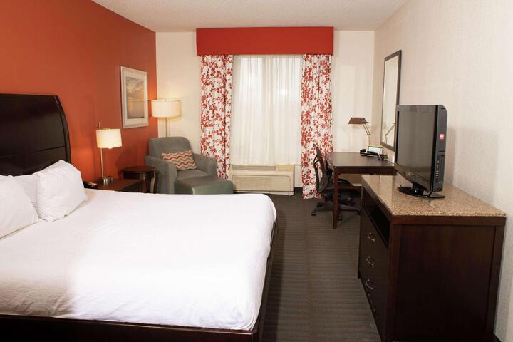1 King Bed Accessible (25 of 28)
