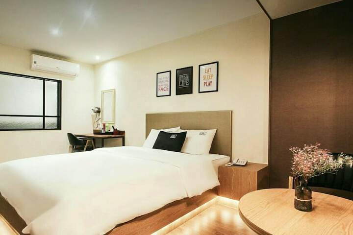 Room 7 of 18