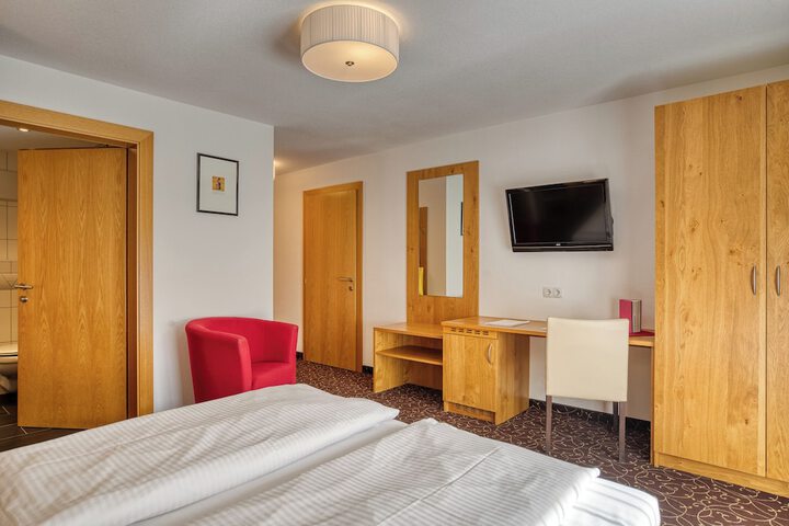 Room 4 of 84