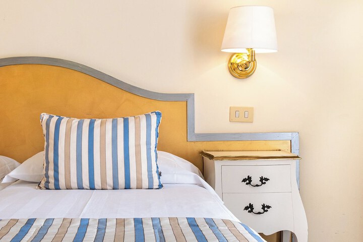 Room 32 of 100
