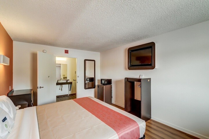 Room 10 of 33