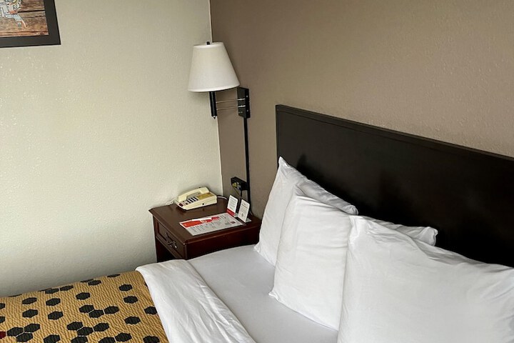 Room 7 of 18