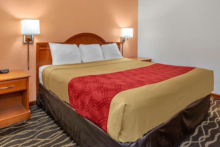 1 King Bed (2 of 10)