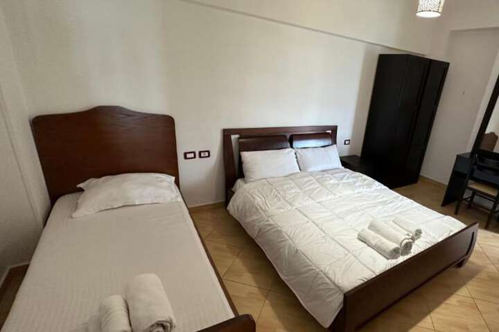 Room 4 of 100