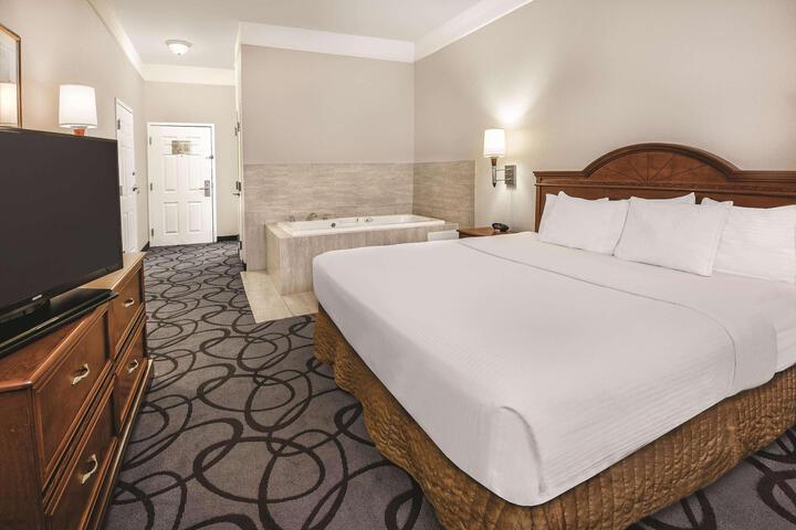 1 King Bed Mobility Hearing Accessible Room Bathtub with Grab Bars (13 of 17)