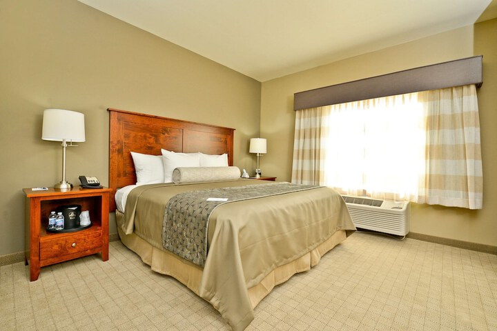 1 King Bed Microwave and Refrigerator WiFi Full Breakfast (3 of 18)