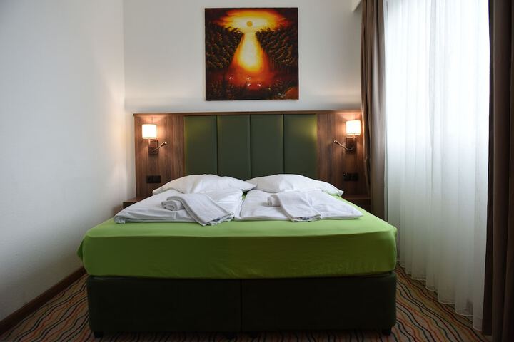 Room 7 of 19