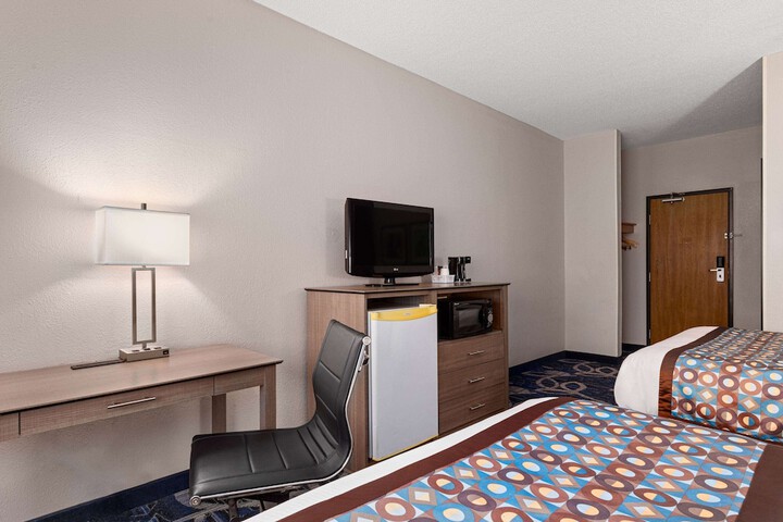 1 Queen Bed Accessible Room (3 of 13)