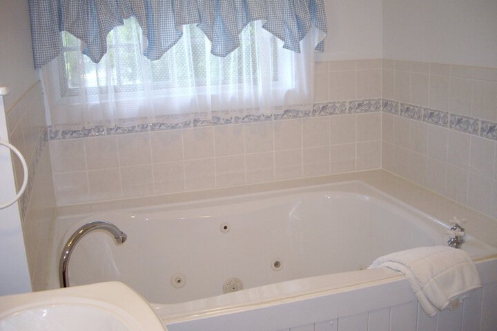 Deep soaking bathtub