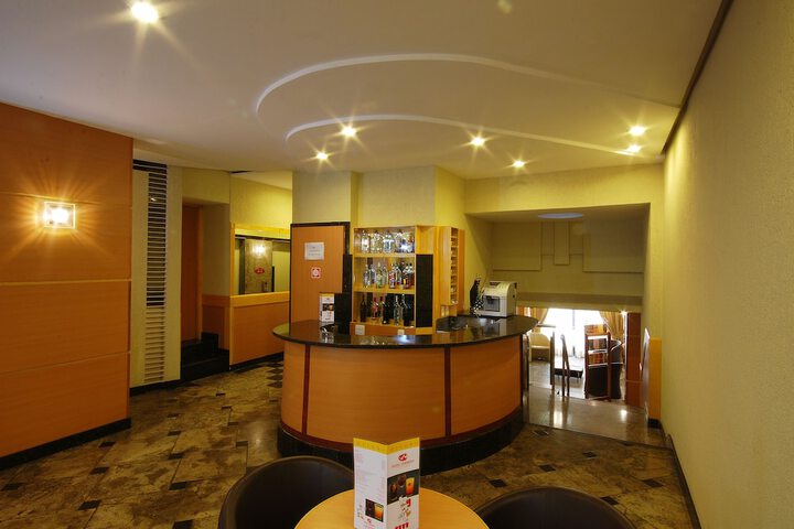 Lounge 84 of 94
