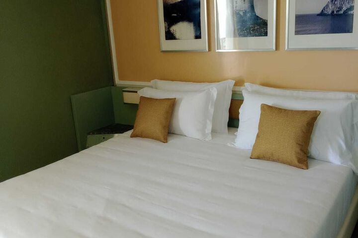 Room 9 of 46