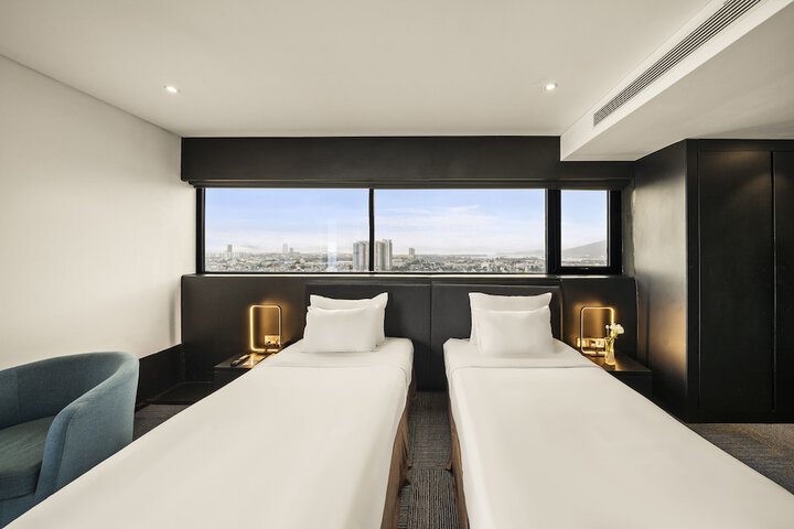 Room 33 of 80