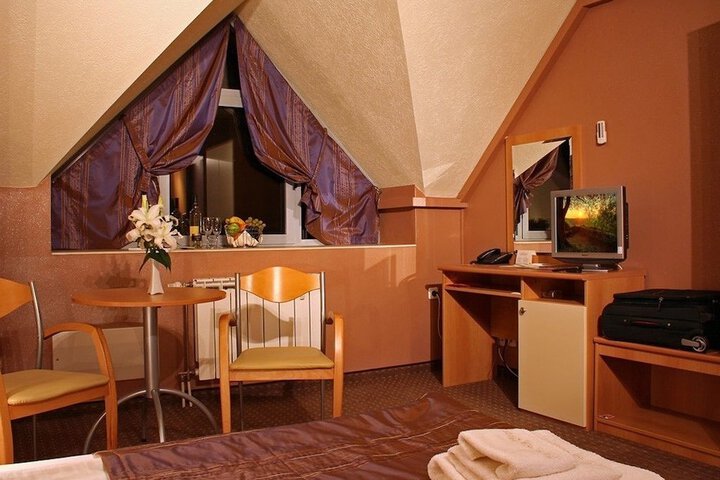 Room 9 of 38