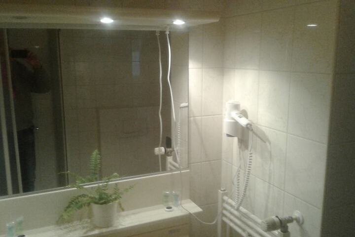 Room 6 of 13