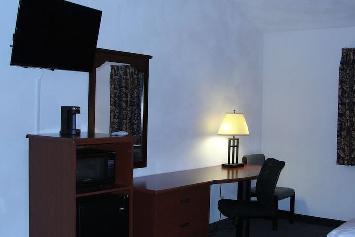 1 King Bed Microwave and Refrigerator WiFi Continental Breakfast (5 of 19)