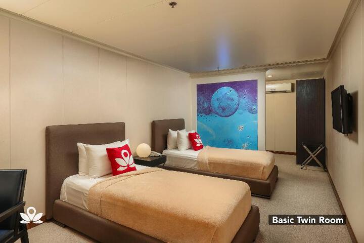 Room 4 of 8