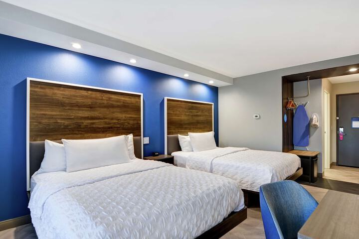 2 Queen Beds (2 of 4)