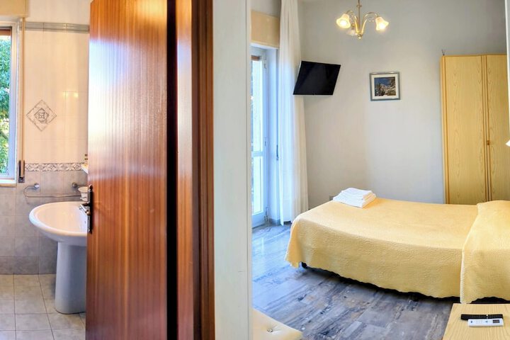 Room 52 of 204