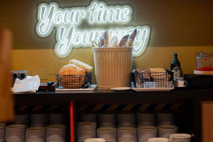 Breakfast/Coffee Service 96 of 206