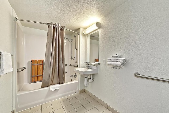 1 Queen Bed (6 of 7)
