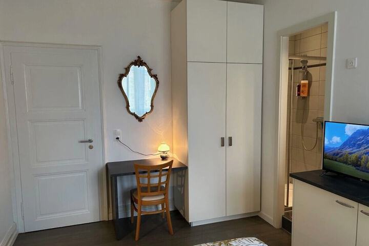 Room 5 of 27