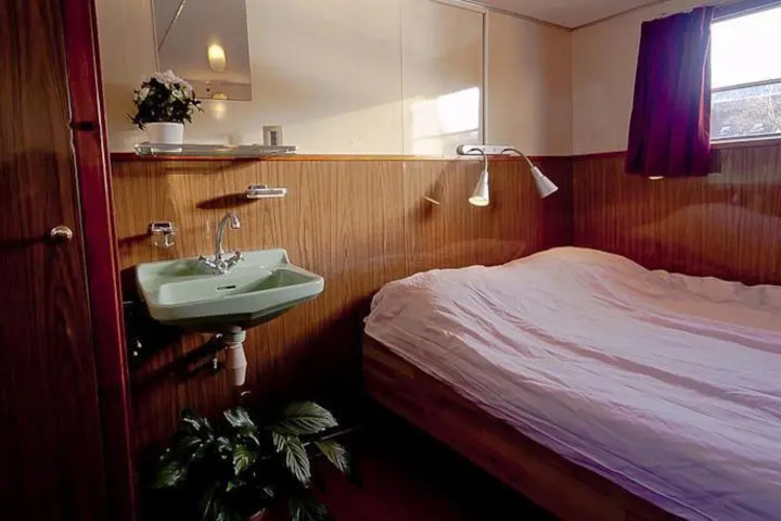 Room 2 of 8